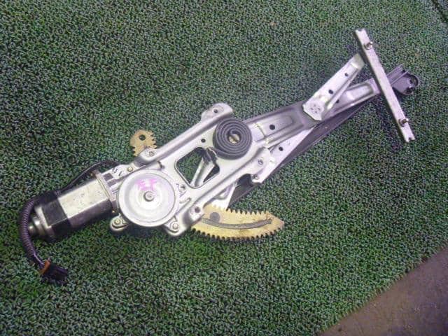 Front Left Door Regulator NISSAN Leopard 1999 E-JMY33 — photo 3