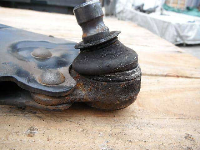 Front Right Lower Control Arm MAZDA Demio 2004 DBA-DY5W — photo 2