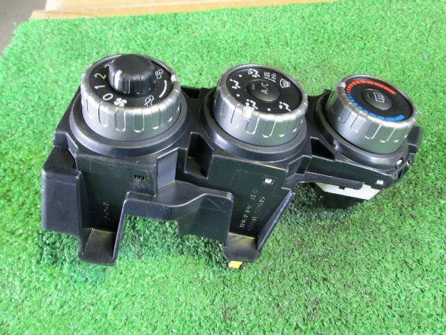 A/C Control Panel TOYOTA Ractis 2006 DBA-NCP100 — photo 2