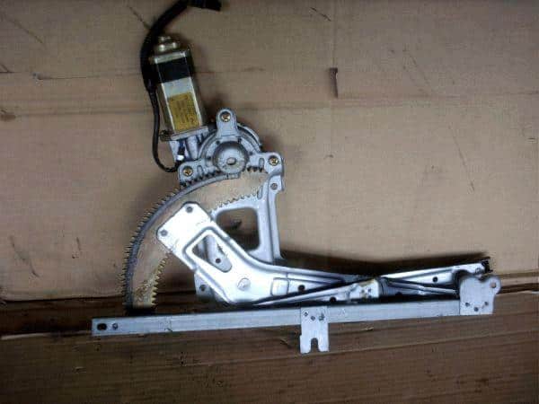 Front Left Door Regulator NISSAN Gloria 1997 E-PY33 — photo 1