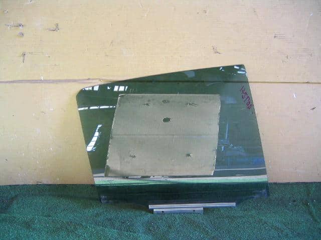 Rear Right Door Windshield TOYOTA Altezza Gita 2001 TA-GXE10 — photo 1
