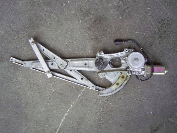 Front Right Door Regulator NISSAN Cube 1998 GF-Z10 — photo 1