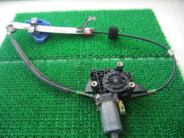 Rear Right Door Regulator MAZDA 1998 E-WF0NSE 0130821681 — photo 2