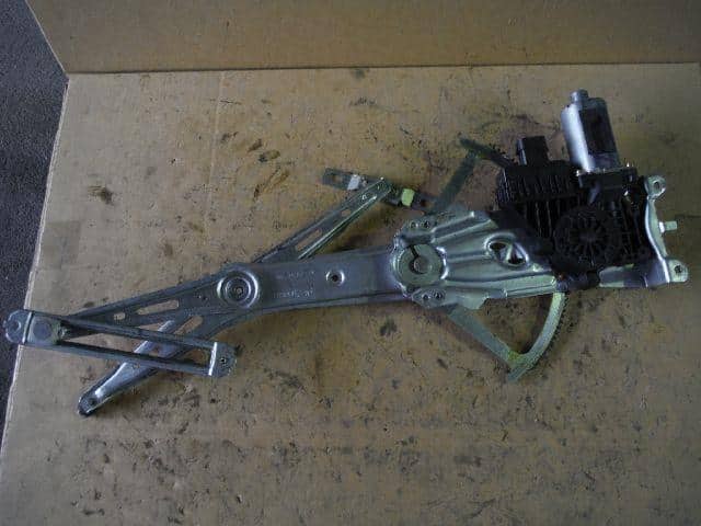 Front Right Door Regulator SUBARU Traviq TA-XM220 — photo 2