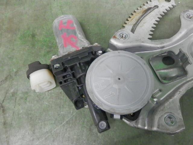 Front Right Door Regulator TOYOTA Passo 2004 DBA-KGC15 — photo 2