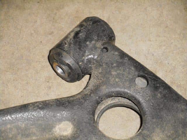 Front Right Lower Control Arm DAIHATSU Move 2014 DBA-L585S — photo 4
