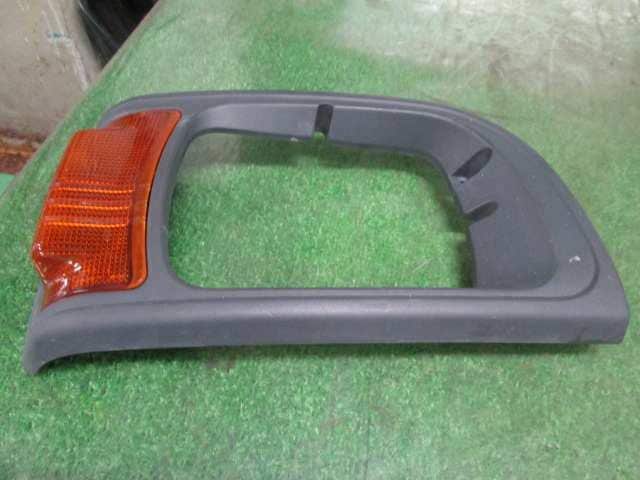 Right Headlight Bezel MITSUBISHI Minicab 1994 V-U42 — photo 2