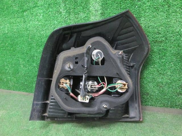 Left Tail Light TOYOTA Allex 2002 UA-NZE121 — photo 3