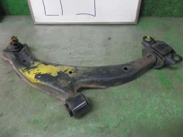 Front Right Lower Control Arm HONDA Logo 2000 GF-GA5 — photo 2