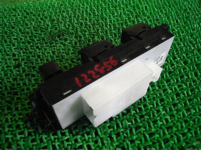 Power Window Switch NISSAN Cube 2000 GH-AZ10 — photo 2