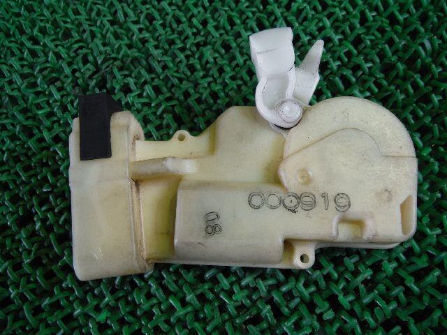 Door Lock Solenoid TOYOTA Vitz 1999 GF-SCP10 — photo 2