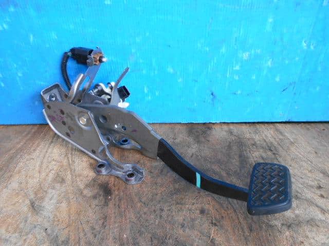 Engine Parts TOYOTA Aqua 2013 DAA-NHP10 — photo 2