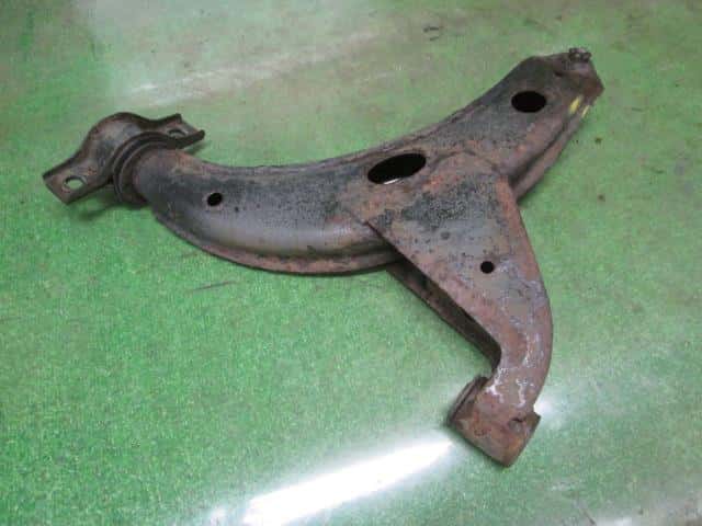 Front Right Lower Control Arm SUBARU Sambar 1996 V-KV4 — photo 3
