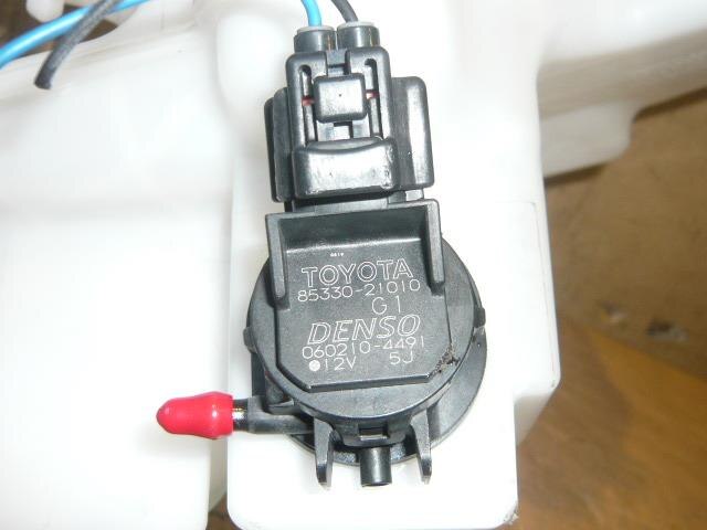 Windshield Washer Tank TOYOTA Prius 2007 DAA-NHW20 — photo 4