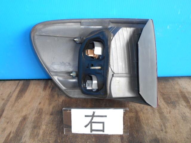 Right Tail Light TOYOTA Ipsum 2002 TA-ACM21 — photo 2