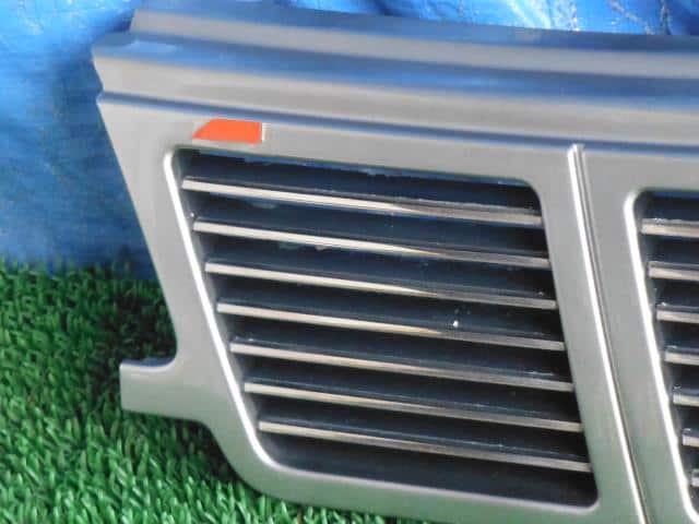 Radiator Grille NISSAN Cube 1999 GH-ANZ10 — photo 2
