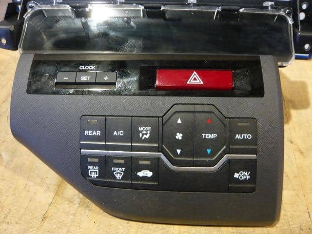 A/C Control Panel HONDA Step Wagon 2011 DBA-RK1 — photo 2