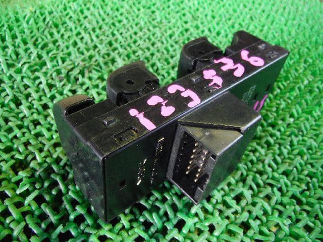 Power Window Switch SUZUKI Wagon R 2004 ABA-MH21S — photo 2