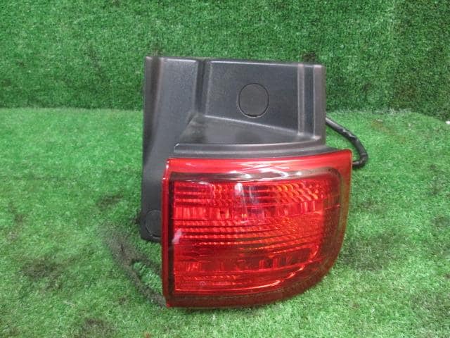 Right Tail Light NISSAN Elgrand 2003 UA-NE51 — photo 2