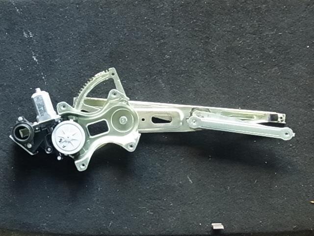Front Right Door Regulator TOYOTA Vitz 2006 DBA-SCP90 — photo 1
