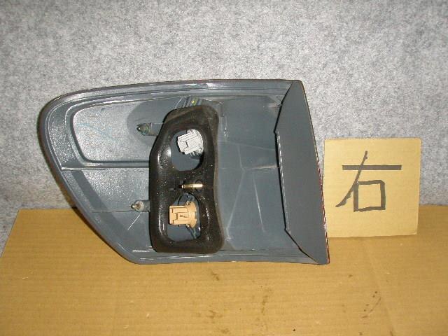 Right Tail Light TOYOTA Ipsum 2003 UA-ACM26 — photo 2