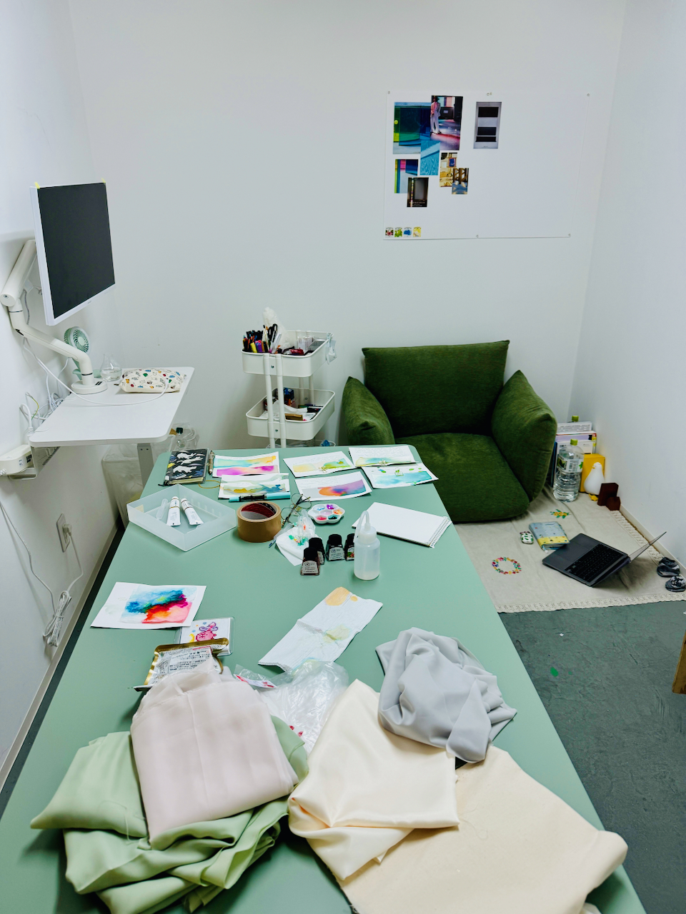 Experimenting with watercolor ink in my atelier.