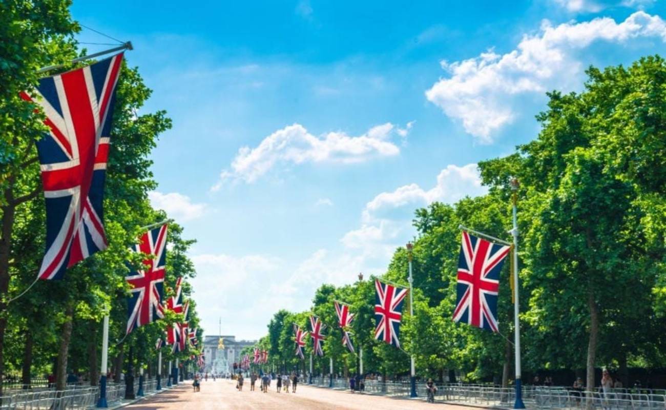 Buckingham Palace and Stonehenge 