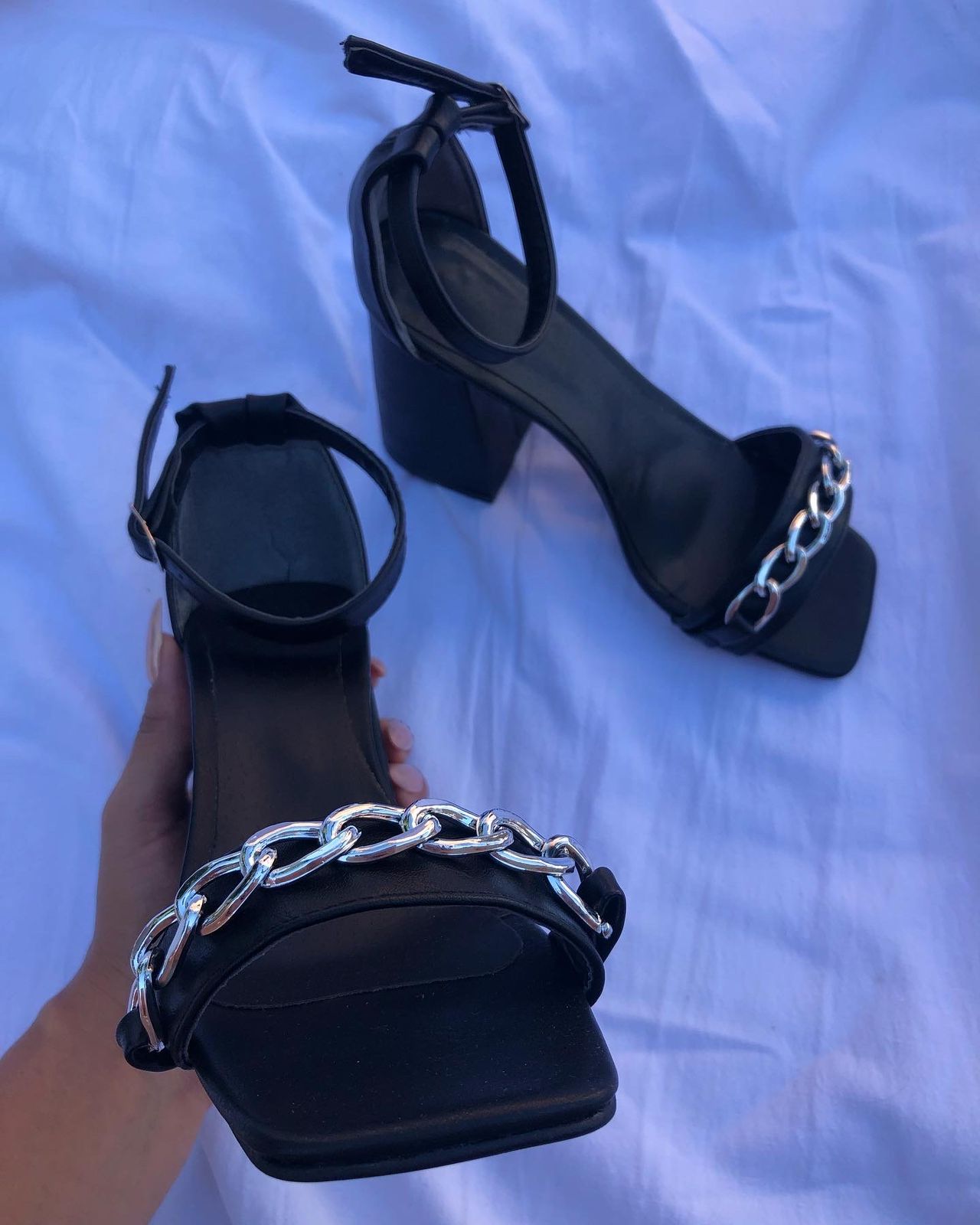 Sandalias negras con tacos