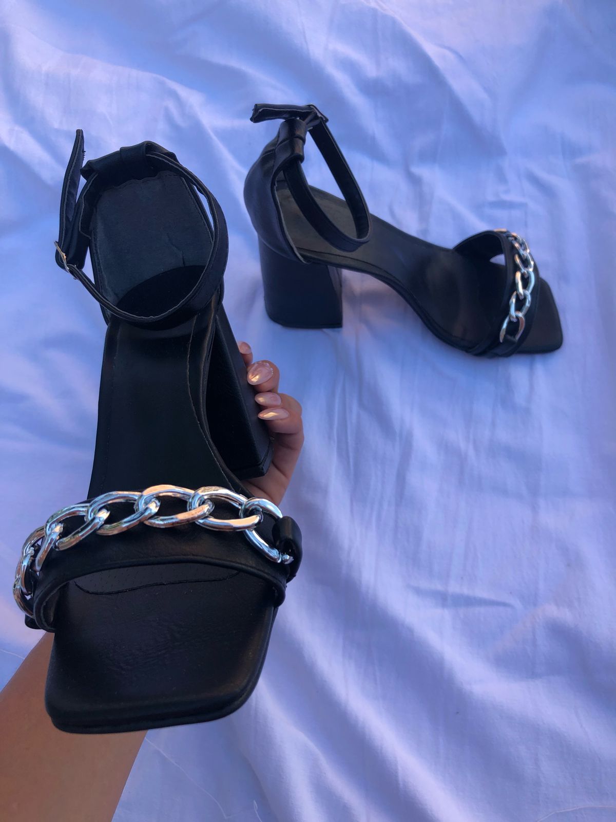 Sandalias negras con tacos