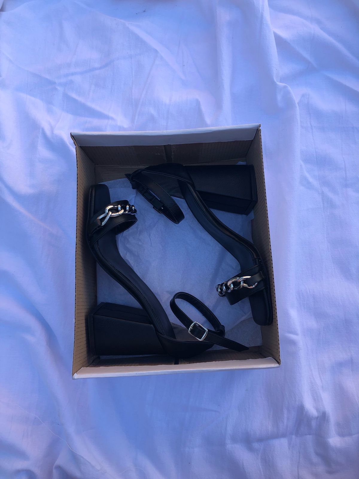 Sandalias negras con tacos