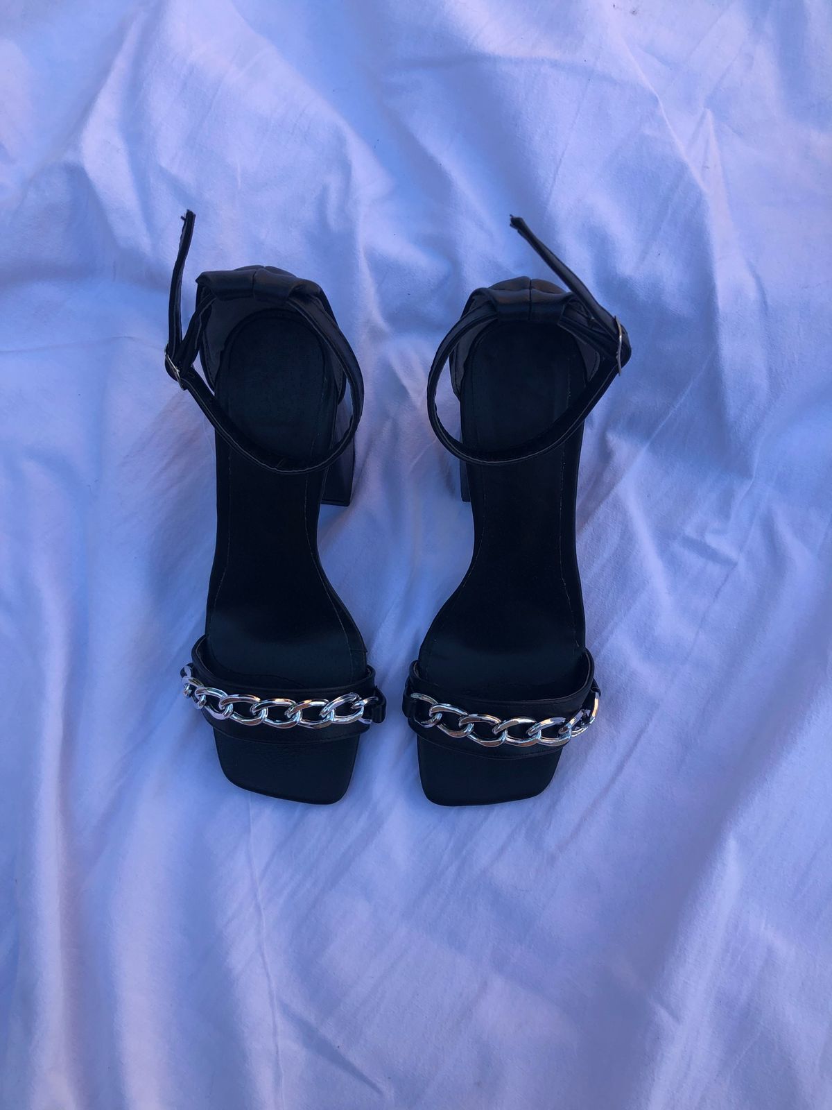 Sandalias negras con tacos