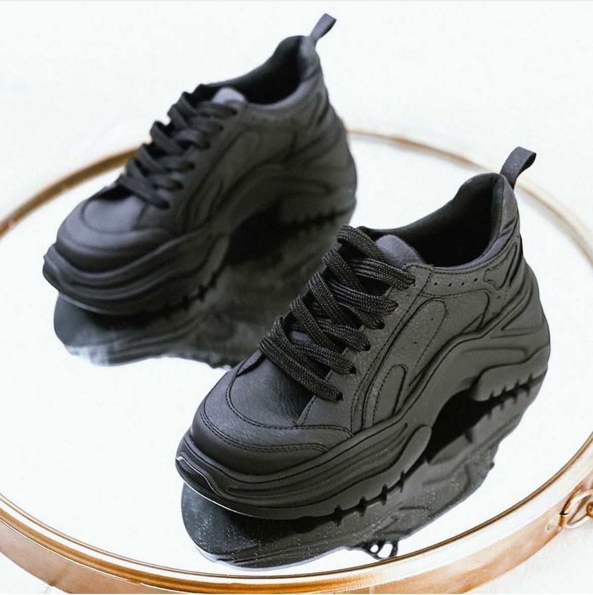 Zapatillas deportivas con trenzas