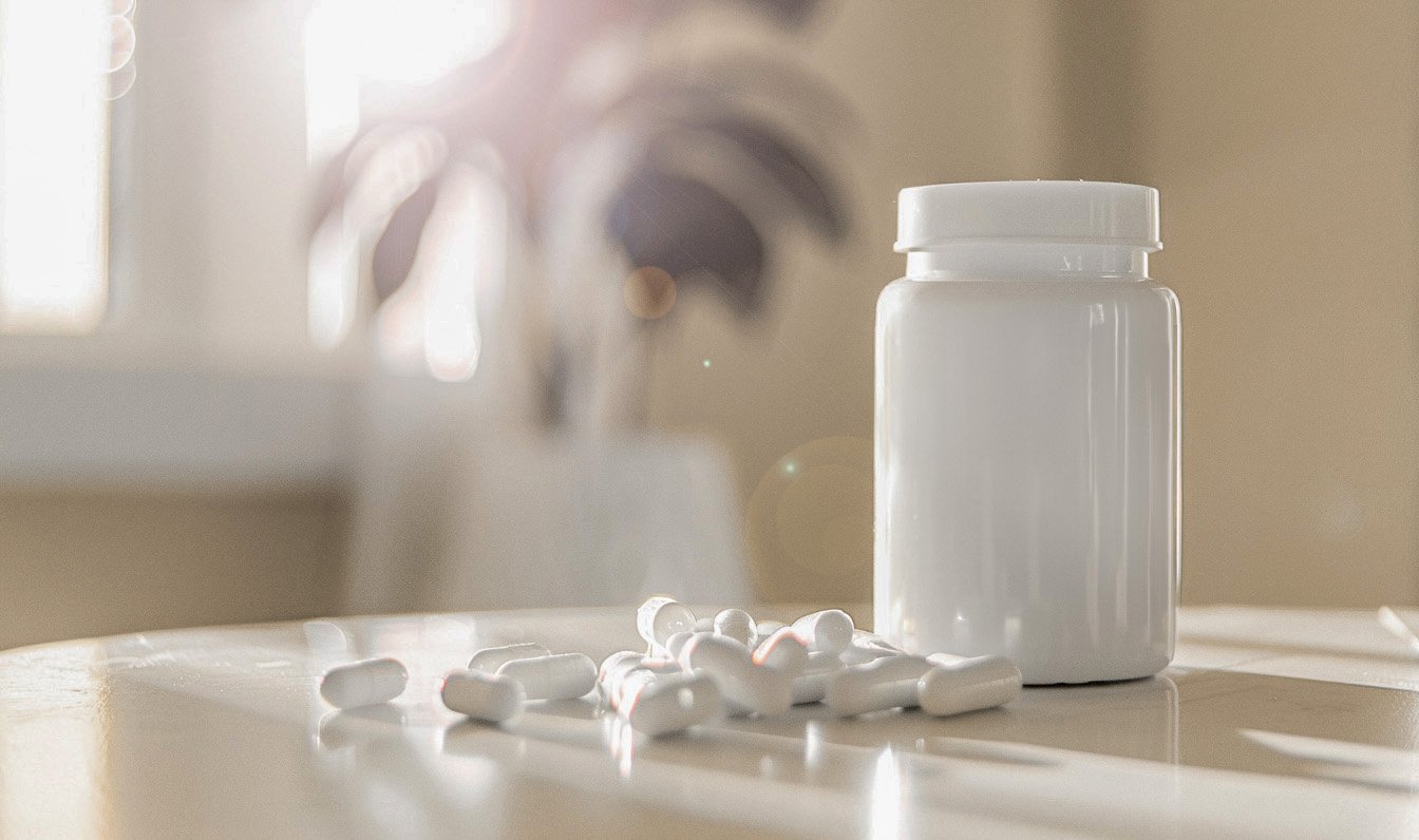 Pillenverpackung und Pillen auf dem Tisch