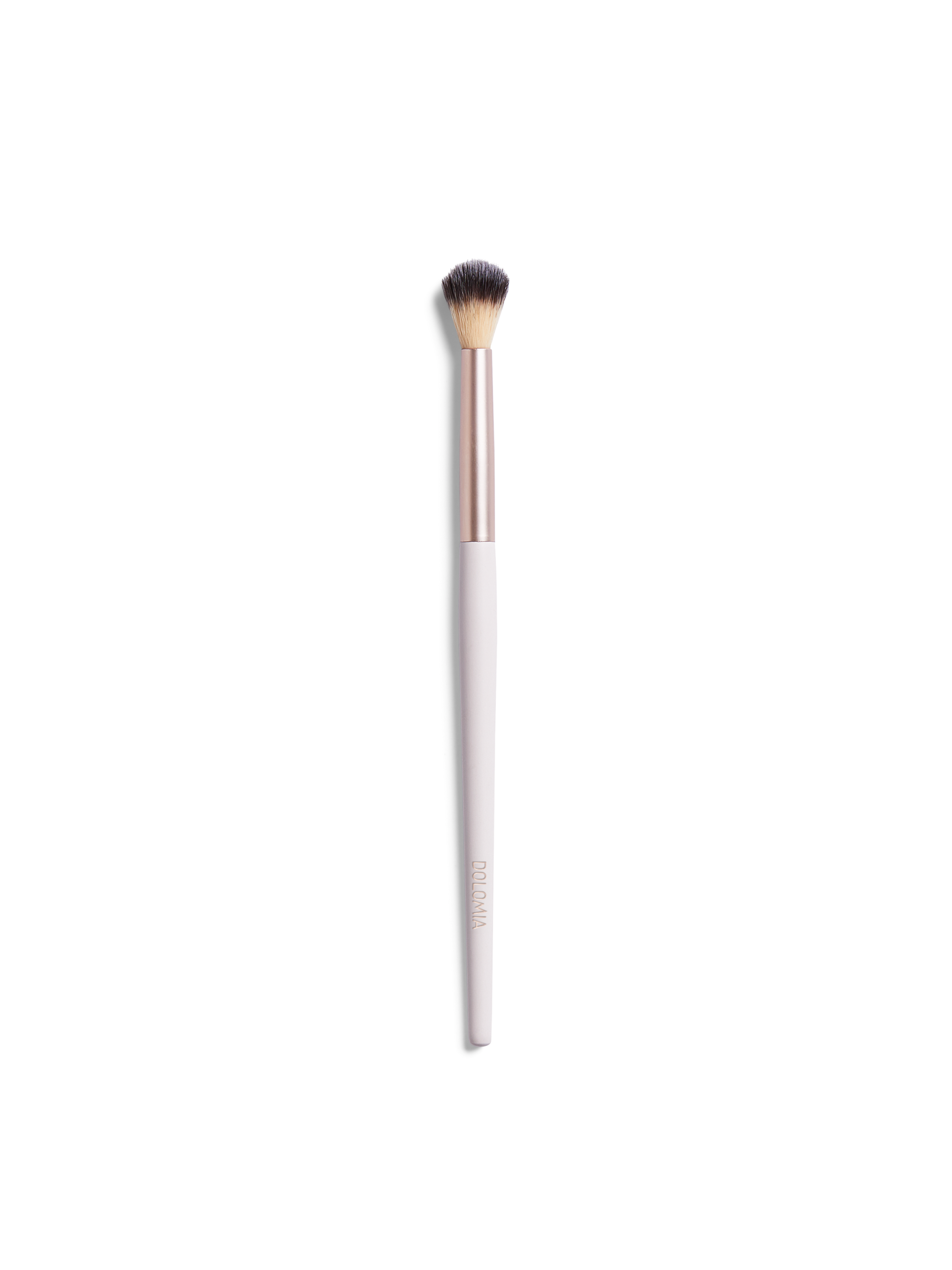 Make-up Pinsel mit einer abgerundeten Spitze und einem weißen Griff, ideal für präzises Auftragen von Lidschatten und verblenden, elegante roségoldene Akzente.