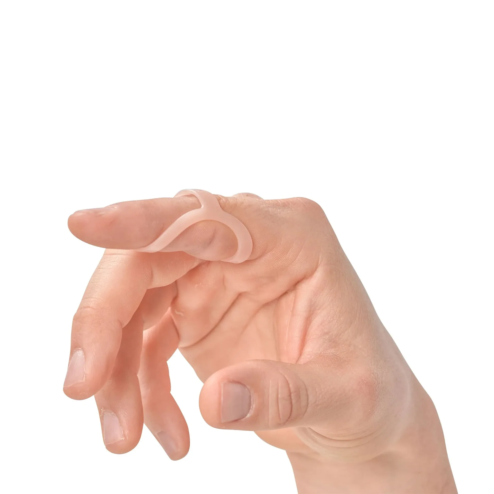Eine Hand, die einen transparenten, flexiblen Fingerhut hält. Der Fingerhut hat eine geschwungene Form und sitzt auf dem Zeigefinger. Die Hand ist auf einem weißen Hintergrund abgebildet.