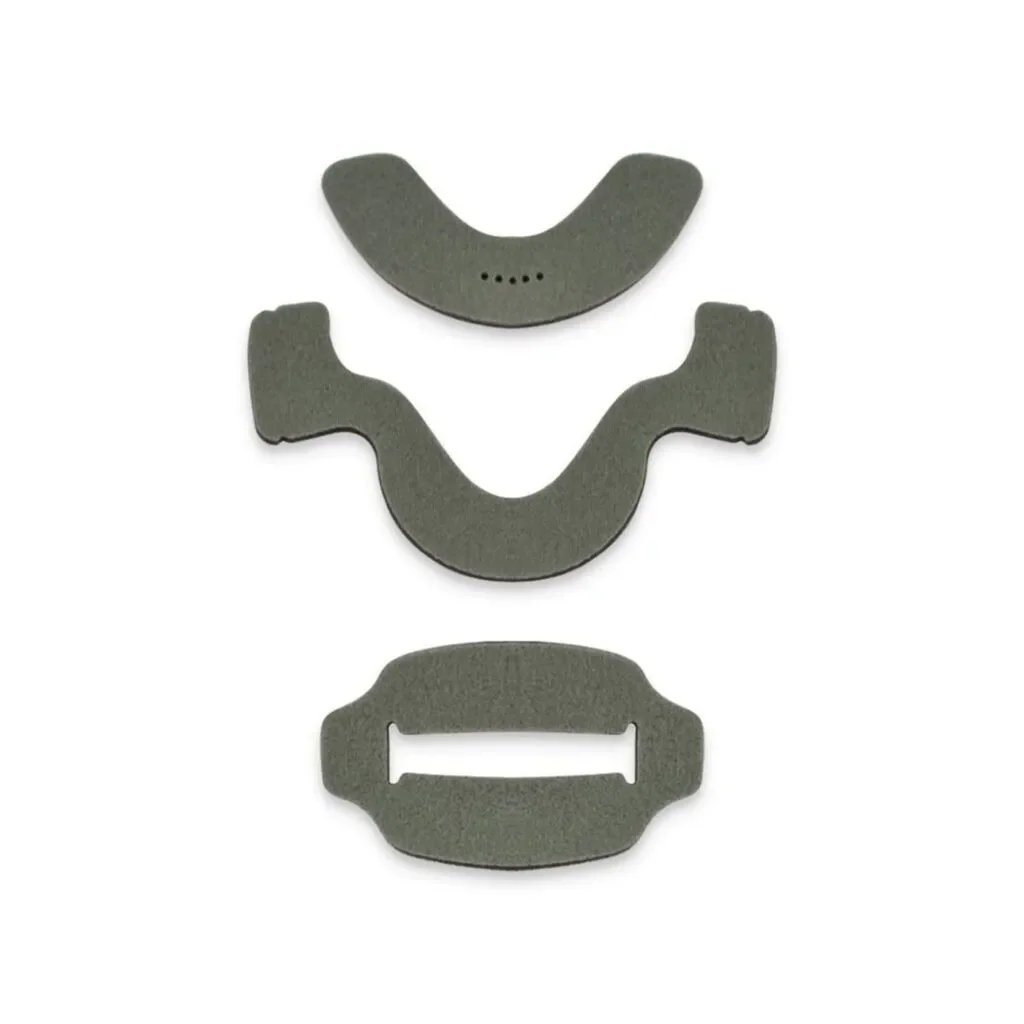 Set von drei Bremsbelägen für Fahrräder, bestehend aus zwei gebogenen und einem flachen Belag, ideal für die Verbesserung der Bremsleistung und Sicherheit beim Radfahren.