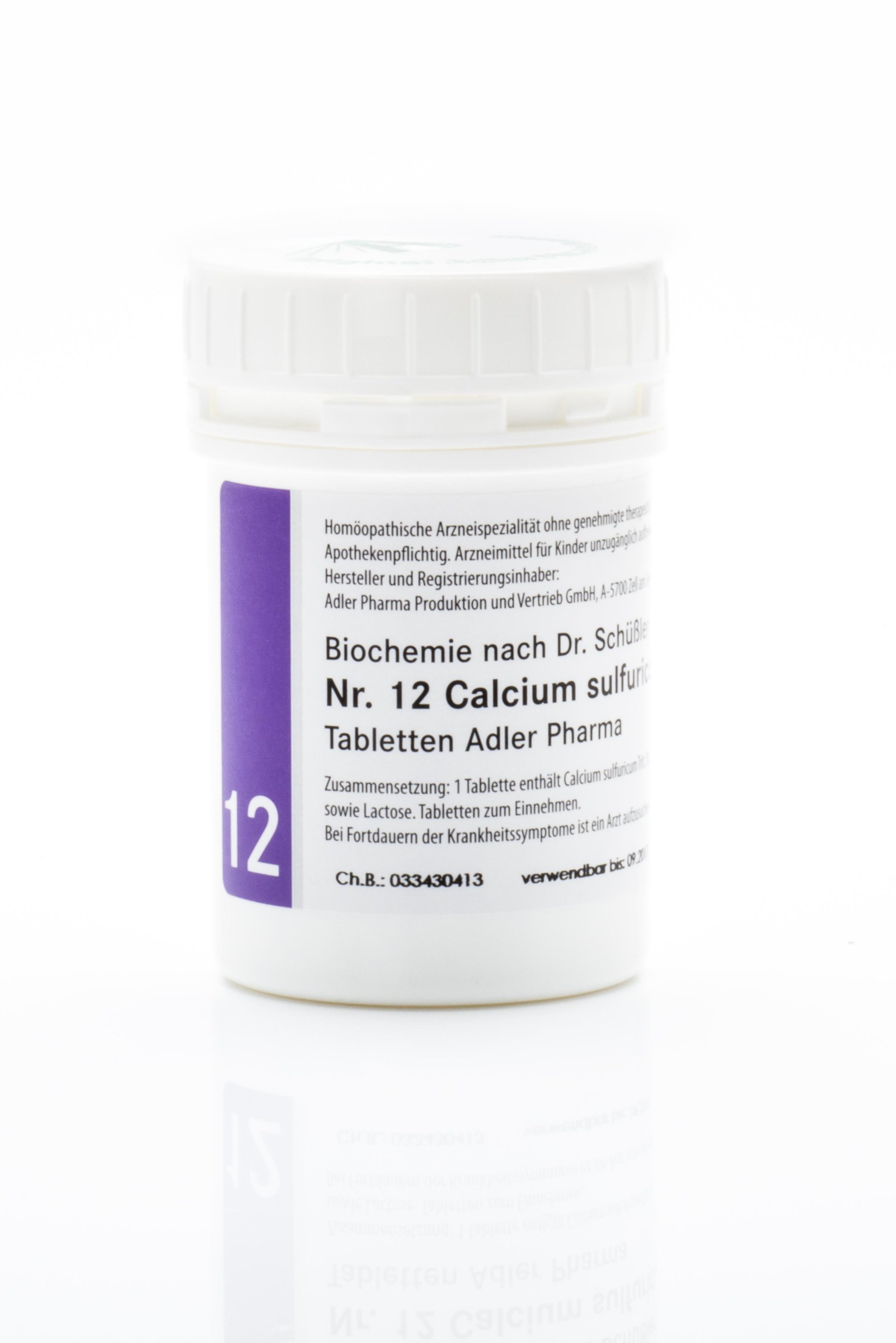 Weißes Fläschchen mit Etikett, das "Biochemie nach Dr. Schüßler Nr. 12 Calcium sulfuricum" und "Tabletten Adler Pharma" anzeigt.