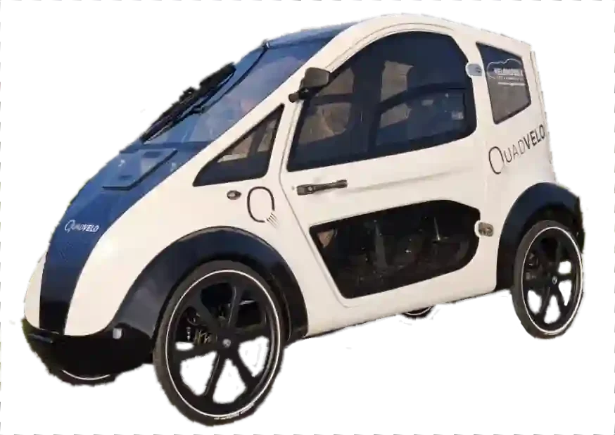 Ein innovatives Quadvelo, ein elektrisch betriebenes, kompaktes Fahrzeug mit einem futuristischen Design. Es hat eine weiße Karosserie mit blauen Akzenten und großen, sportlichen Rädern. Ideal für umweltbewusste Pendler in urbanen Gebieten.