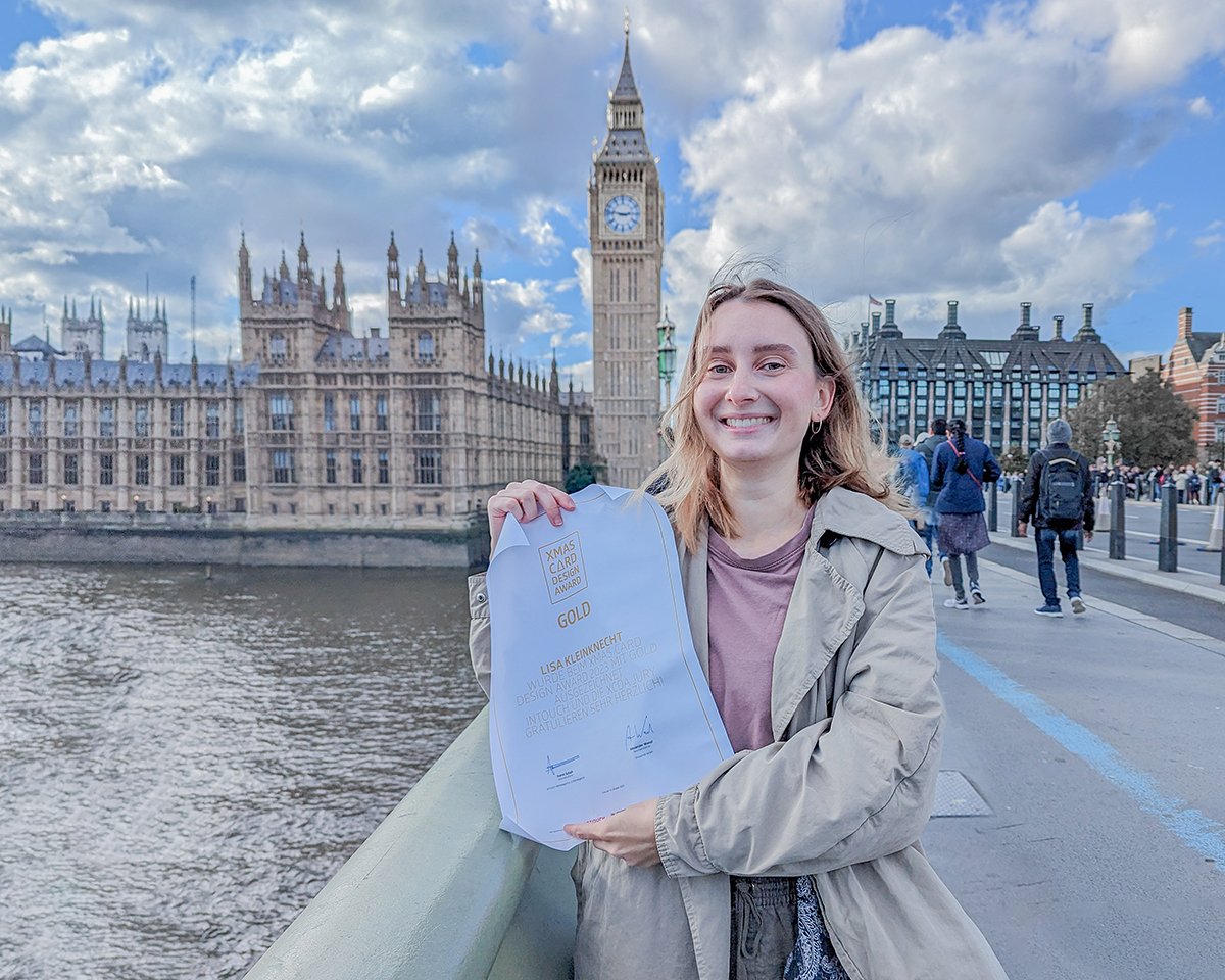 Junge Frau steht auf einer Brücke mit dem Big Ben im Hintergrund und hält ein Dokument mit der Aufschrift "Zertifikat" in der Hand. Die Szene zeigt eine malerische Aussicht auf das Parlament und die Themse unter einem bewölkten Himmel.