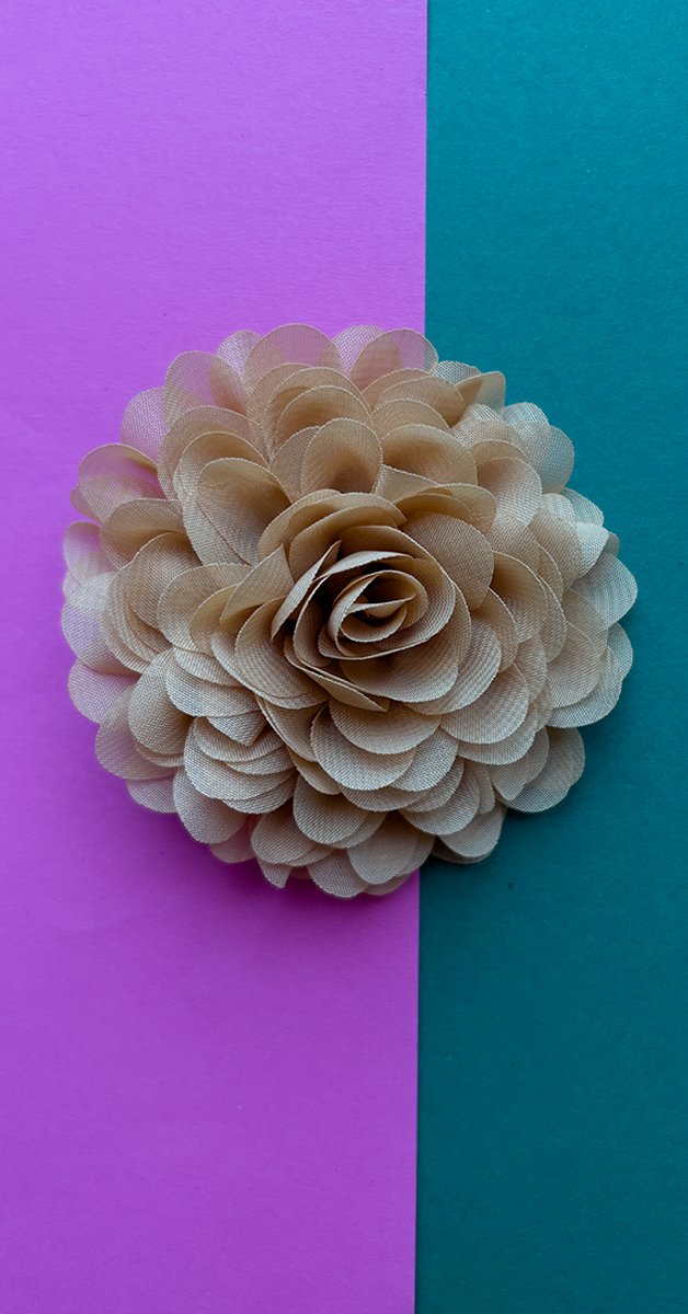 Retro Stil Accessoire - Chiffon Blume in warmer Sand