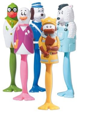 Fünf bunte Kunststofffiguren in Tiergestalt stehen nebeneinander, jede mit einem eigenen Outfit und Charakter.