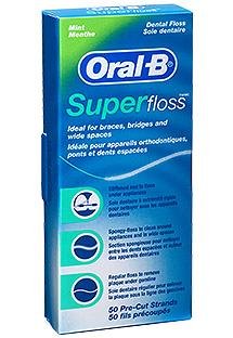 Packung mit Oral-B Superfloss Zahnseide, ideal für Zahnspangen, Brücken und größere Zahnzwischenräume.