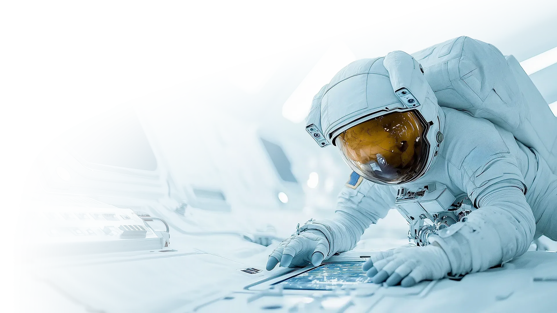 Ein Astronaut in einem weißen Raumanzug arbeitet an einem Control-Panel in einem futuristischen Raumfahrzeug mit hellen, modernen Innenräumen.
