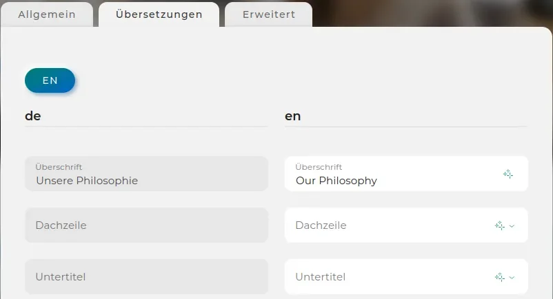 Screenshot einer Übersetzungsoberfläche mit dem Titel 'Unsere Philosophie' in Deutsch und 'Our Philosophy' in Englisch, einschließlich Platzhaltern für Untertitel und Dachzeilen.
