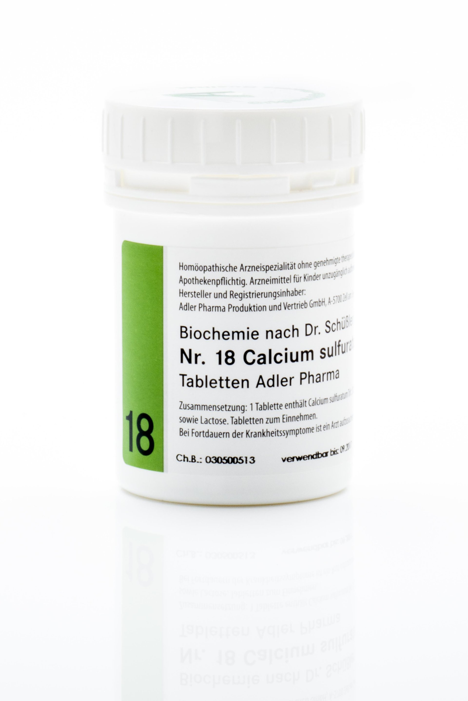Weißer Arzneimittelbehälter mit grüner Aufschrift "Biochemie nach Dr. Schüßler Nr. 18 Calcium sulfuricum Tabletten Adler Pharma".