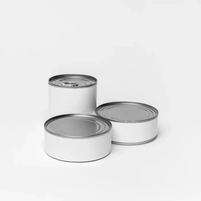 Drei weiße Konservendosen mit Metallverschlüssen auf einem neutralen Hintergrund, ideal für Lebensmittelverpackungen und Lagerung.