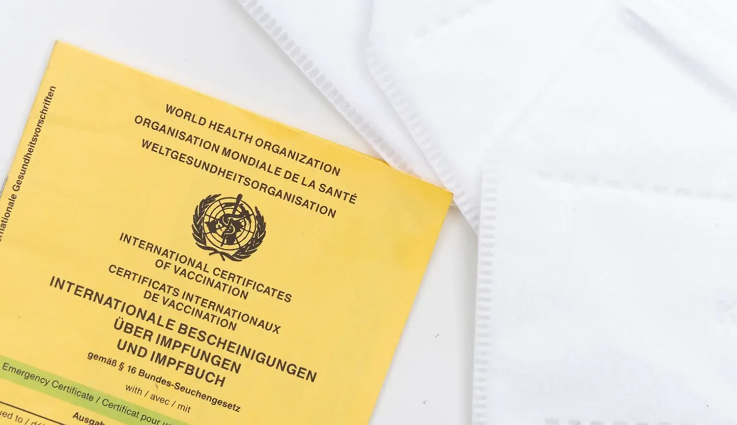 Ein internationales Impfzertifikat der Weltgesundheitsorganisation (WHO) auf gelbem Hintergrund, das Informationen zu Impfungen enthält. Ideal für Reisende, die ihre Impfungen nachweisen müssen.