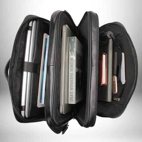 Image d'un sacoche medecin noir, ouvert et plein de documents, d'ordinateurs portables et d'accessoires.