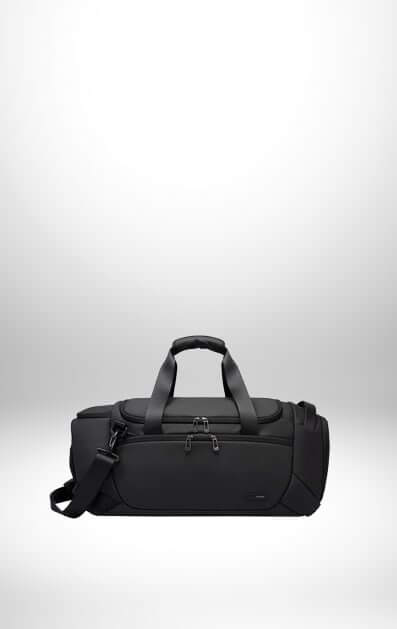 Un grand sac sport noir avec des poignées supérieures et une bandoulière.