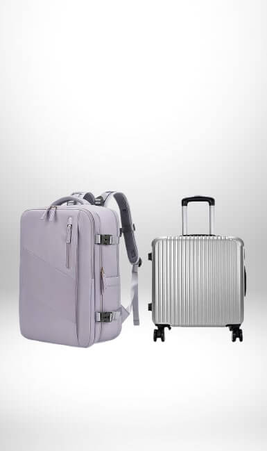 Un sac à dos cabine Easyjet violet clair posé à côté d'une valise à roulettes argentée.